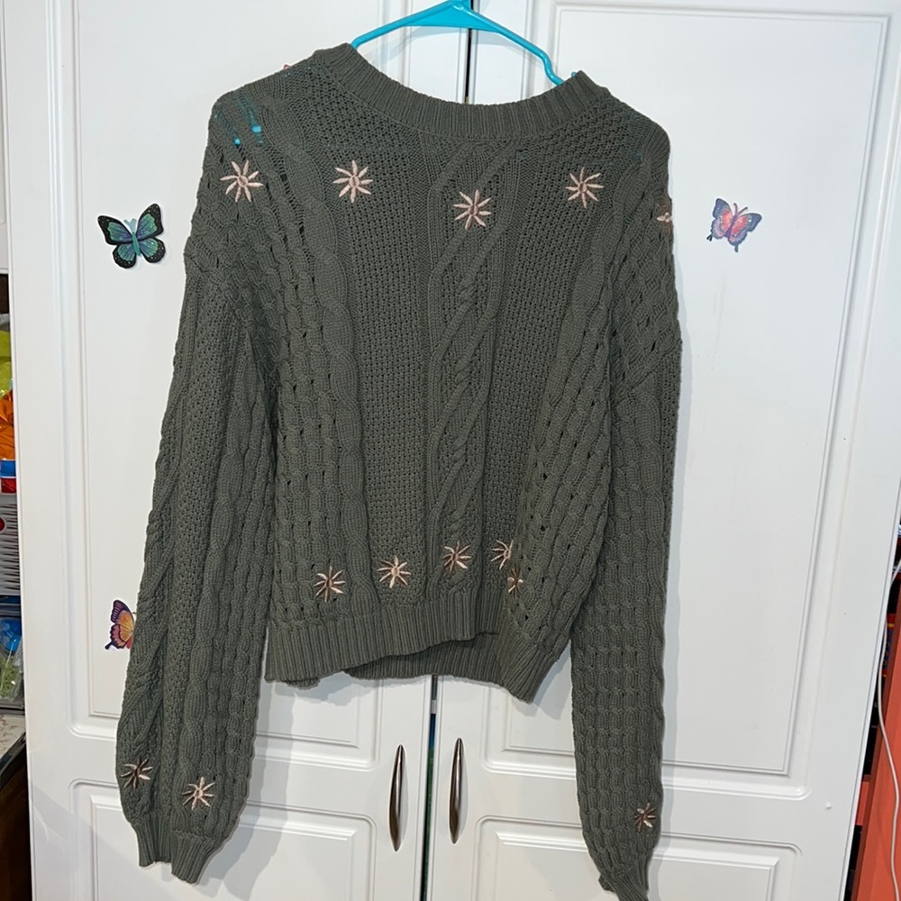 Forever 21 Knit Women’s Chunky Crop Green Sweater w/ flower detailing